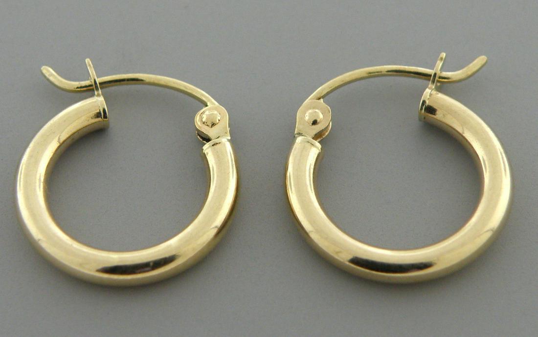 NEW 14K YELLOW GOLD PLAIN HUGGIE HOOP EARRINGS 2mm: NEW 14K YELLOW GOLD HOOP EARRINGS Earrings measure 0.60" in diameter & 2mm wide 14K Yellow gold New Stamped 14k Total weight 0.9 grams
