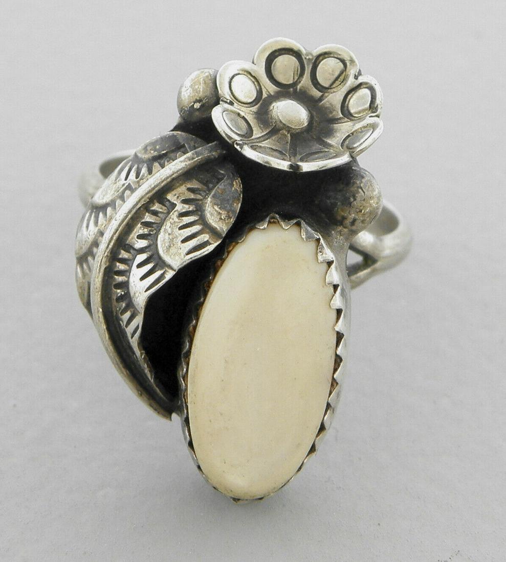 VINTAGE BEAUTIFUL NAVAJO STERLING SILVER MOP RING (1 of 2)