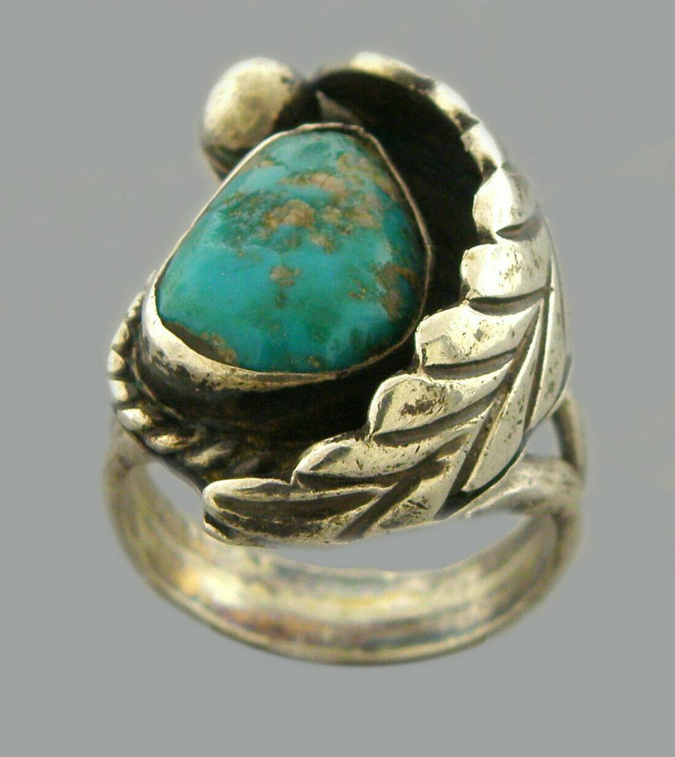VINTAGE BEAUTIFUL NAVAJO STERLING SILVER TURQUOISE RING (1 of 2)