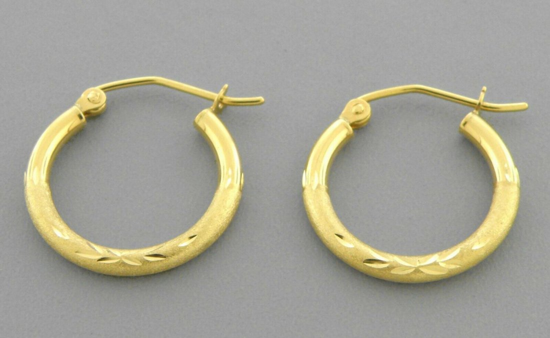 14K YELLOW GOLD ROUND HOOP TUBE EARRINGS 2mm: 14K YELLOW GOLD HOOP EARRINGS 14K Yellow Gold Tube hoop earrings Width Size: 2mm Diameter: 17mm Diamond cut, satin and High Polish Design Snap/ clasp closure Stamp: 14k Avg Weight: 17mm - 0.9g