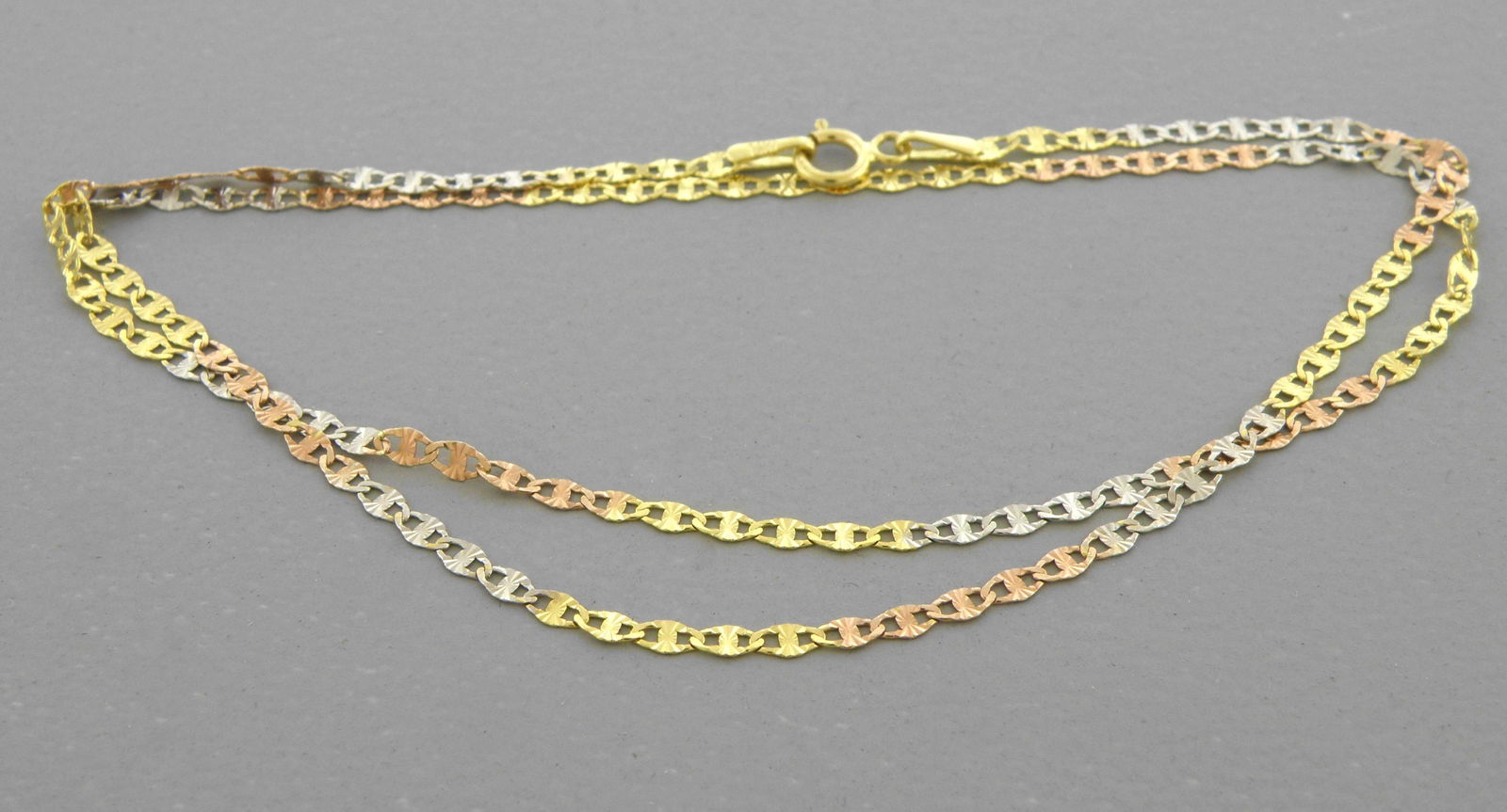 14K TRI COLOR GOLD GUCCI STAR CHAIN NECKLACE 2.5mm -18": NEW 14K TRI COLOR GOLD GUCCI STAR NECKLACE 14K Solid Tri color Gold Necklace (not gold plated or gold filled) Size measures from 2.5mm wide Length measures 18" Well made chain Spring clasp Chain is Ne
