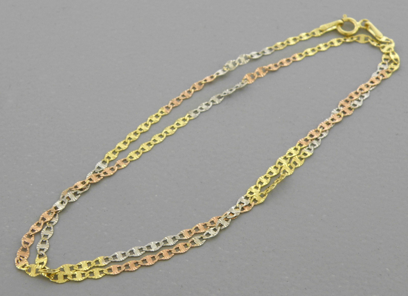 14K TRI COLOR GOLD GUCCI STAR CHAIN NECKLACE 2.5mm -22": NEW 14K TRI COLOR GOLD GUCCI STAR NECKLACE 14K Solid Tri color Gold Necklace (not gold plated or gold filled) Size measures from 2.5mm wide Length measures 22" Well made chain Spring clasp Chain is Ne