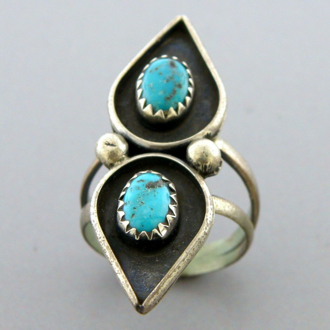 VINTAGE NAVAJO STERLING SILVER TEARDROP TURQUOISE RING (1 of 2)