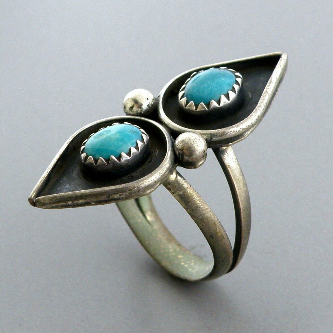 VINTAGE NAVAJO STERLING SILVER TEARDROP TURQUOISE RING (1 of 2)