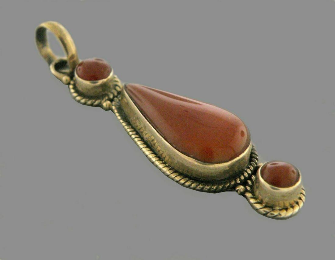 VINTAGE BEAUTIFUL STERLING SILVER CARNELIAN PENDANT (1 of 2)