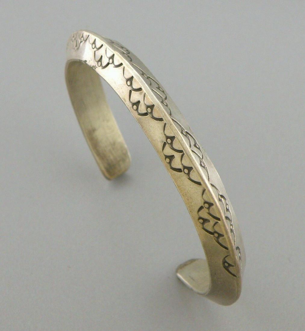 VINTAGE BEAUTIFUL NAVAJO SILVER KNIFE EDGE CUFF BANGLE (1 of 2)