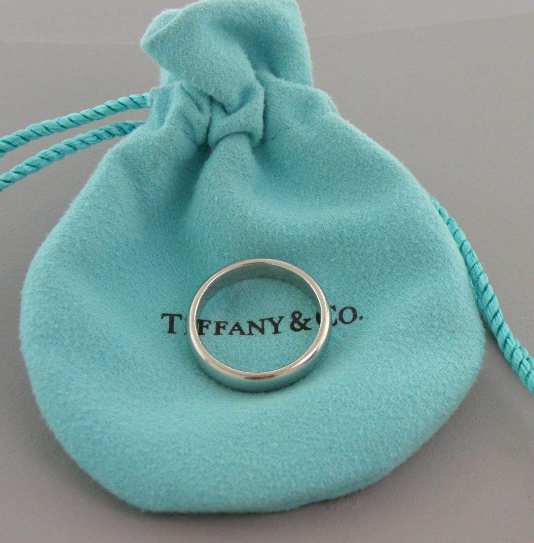 TIFFANY & CO. PLATINUM 4.5mm WEDDING BAND RING SIZE 8 (1 of 2)