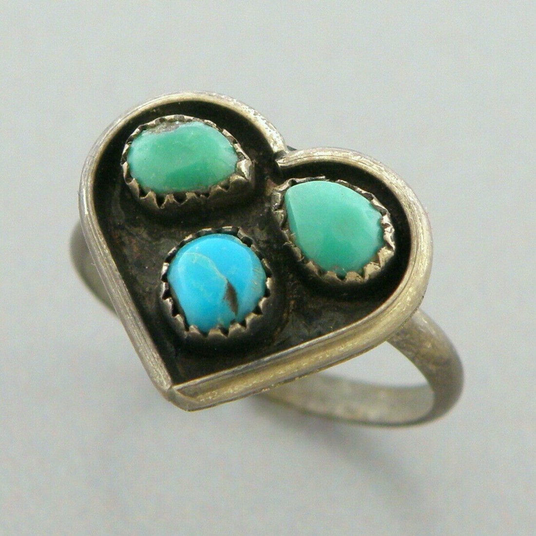 VINTAGE NAVAJO STERLING SILVER TURQUOISE HEART RING (1 of 2)