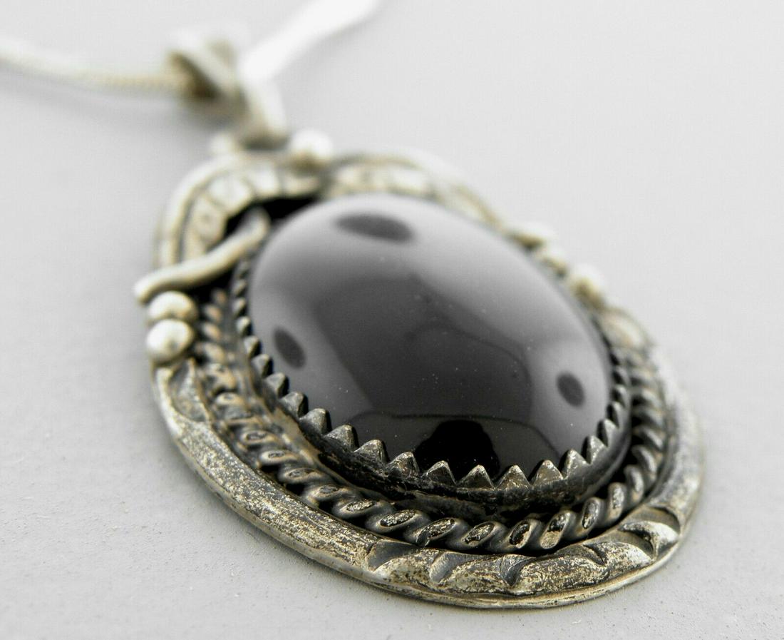 VINTAGE NAVAJO STERLING SILVER ONYX PENDANT NECKLACE (1 of 2)