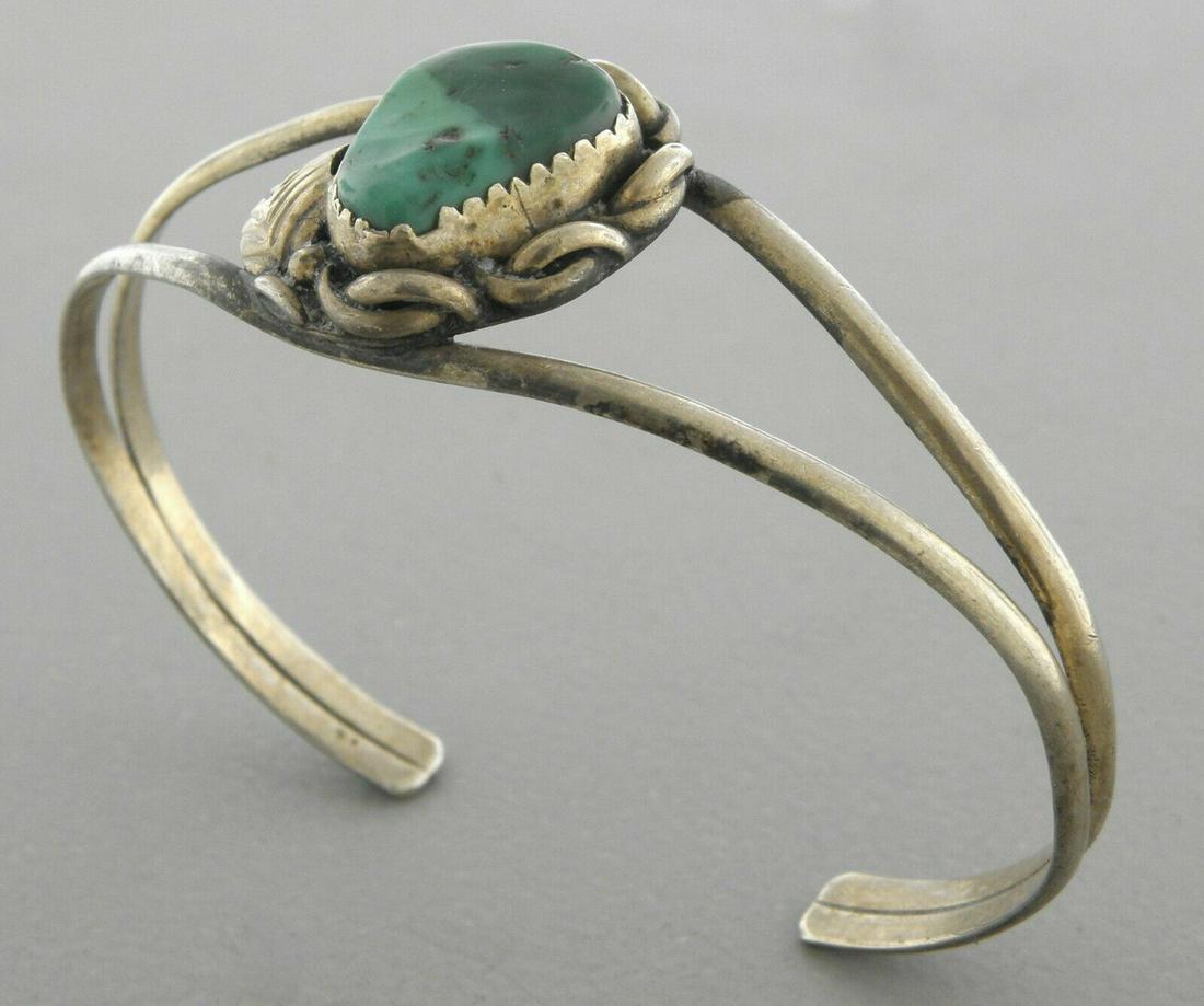 VINTAGE NAVAJO STERLING SILVER TURQUOISE CUFF BANGLE (1 of 2)