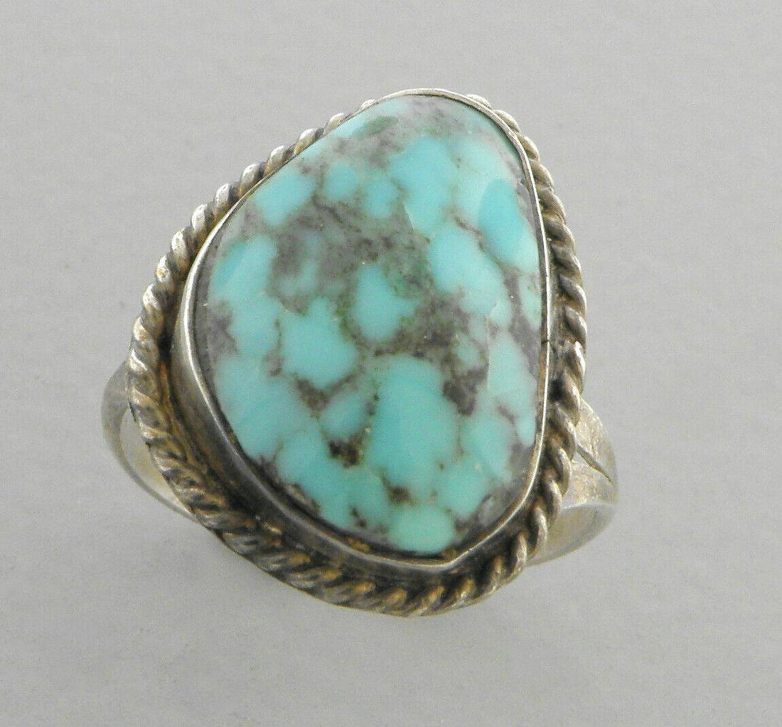 VINTAGE BEAUTIFUL NAVAJO STERLING SILVER TURQUOISE RING (1 of 2)