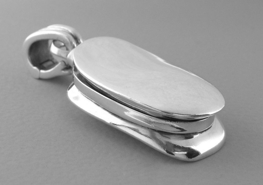 KIESELSTEIN CORD STERLING SILVER CURVED PENDANT HEAVY: KIESELSTEIN CORD STERLING SILVER PENDANT Pendant Measures 1.93" Long x 0.79" Wide (bail included) Kieselstein cord Sterling silver curved pendant, bail opens Pre-owned, in good condition, please refer