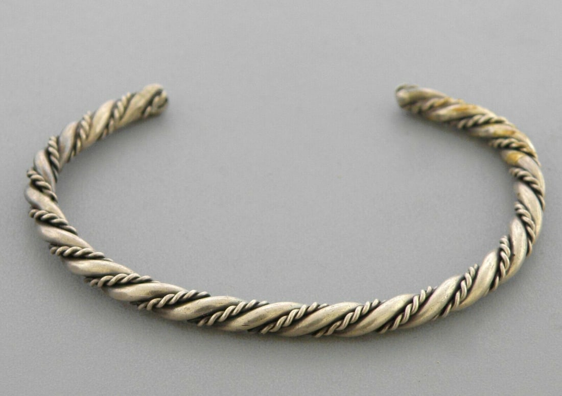 VINTAGE BEAUTIFUL NAVAJO STERLING SILVER TWIST CUFF (1 of 2)