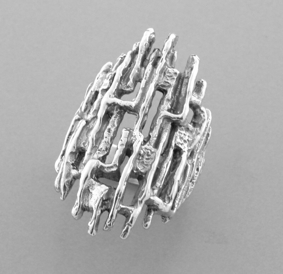 JAMES AVERY STERLING SILVER BRUTALIST RING SIZE 6: JAMES AVERY STERLING SILVER RING Size 6 Measures 1.21" long on top James Avery Sterling silver brutalist ring Vintage, Pre-owned, in good condition, please refer to pics Stamped JA STER Weight: 9.8g