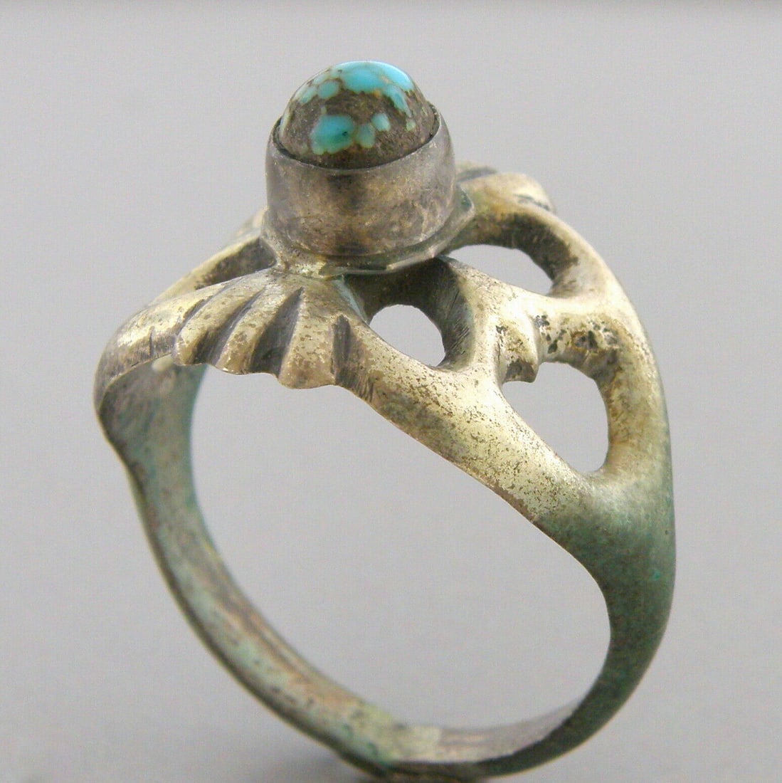 VINTAGE SOUTHWESTERN STERLING SILVER TURQUOISE RING 8.5 (1 of 2)