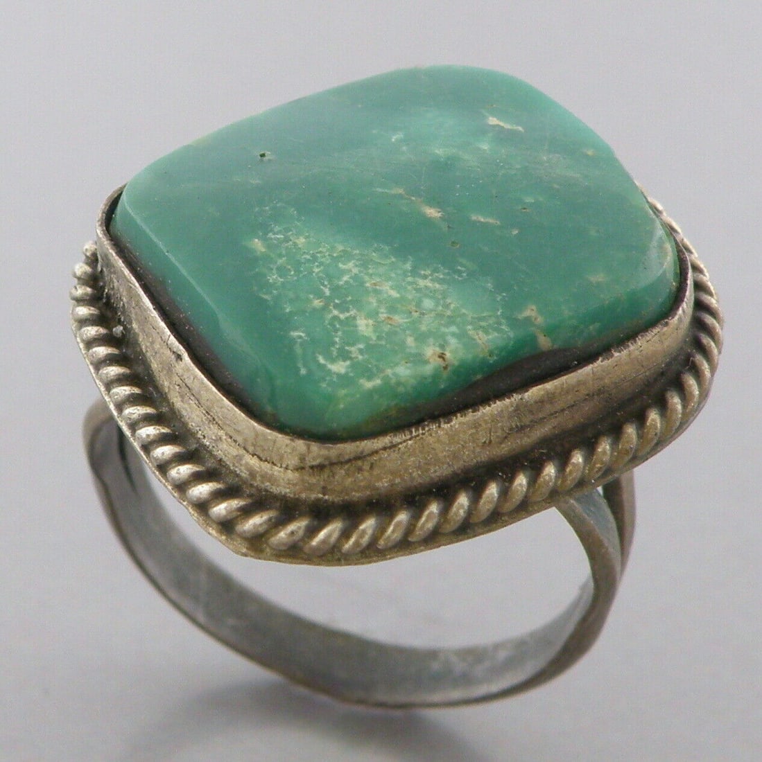 VINTAGE BEAUTIFUL NAVAJO STERLING SILVER TURQUOISE RING (1 of 2)