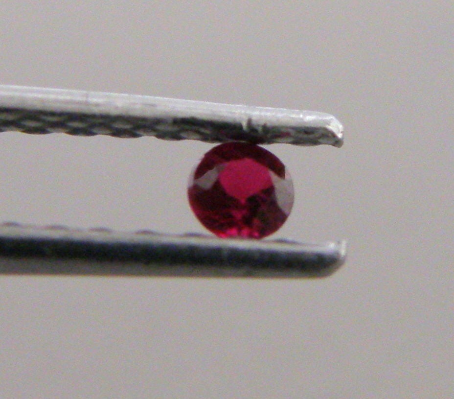 2.5mm ROUND CUT LOOSE NATURAL PIGEON BLOOD RED RUBY (1 of 1)