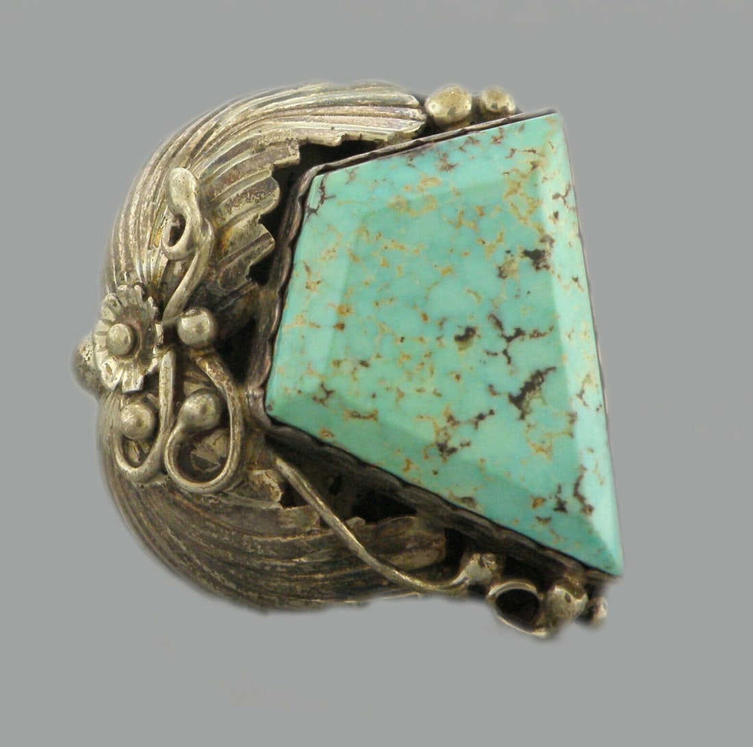VINTAGE SOUTHWESTERN STERLING SILVER TURQUOISE RING (1 of 2)