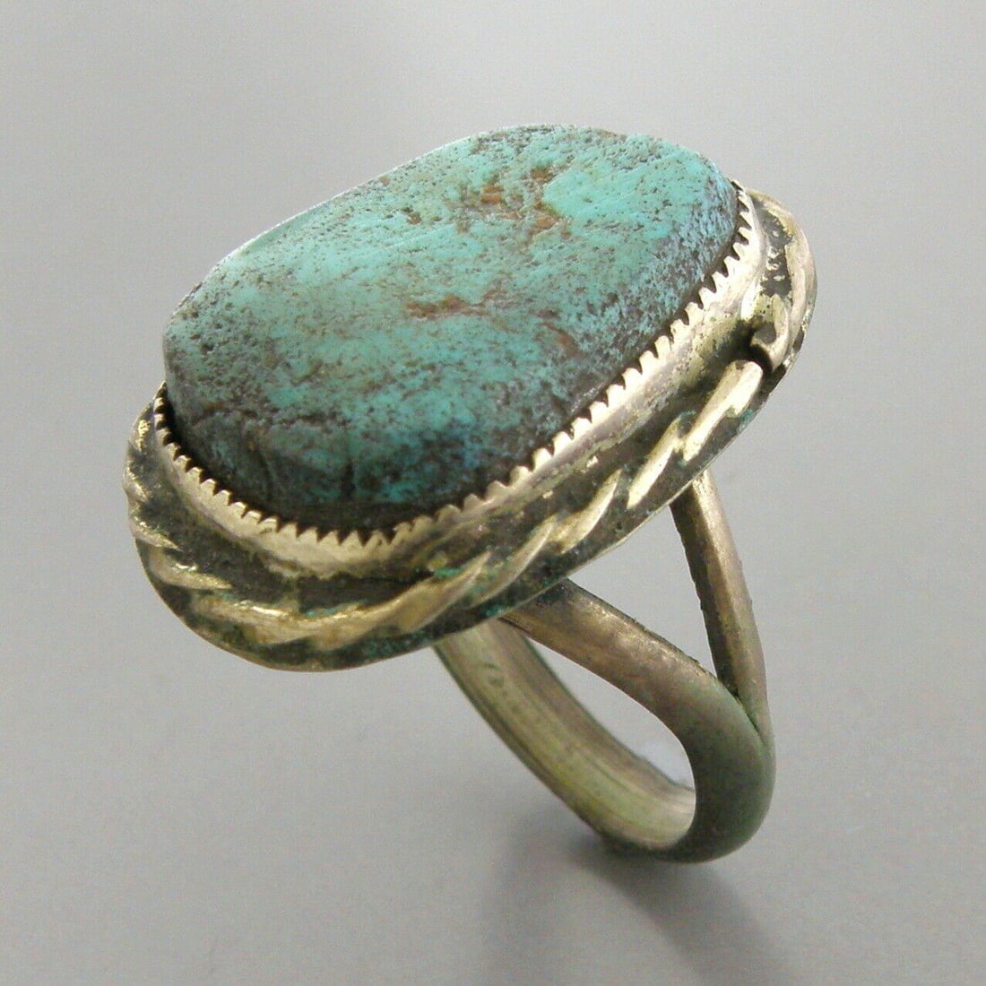 VINTAGE BEAUTIFUL NAVAJO STERLING SILVER TURQUOISE RING (1 of 2)