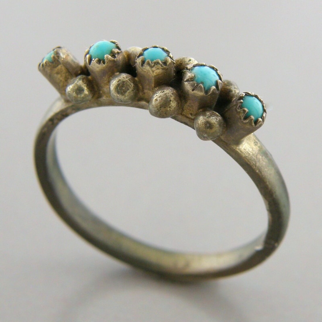 VINTAGE ZUNI STERLING SILVER PETIT POINT TURQUOISE RING SIZE 7 (1 of 2)