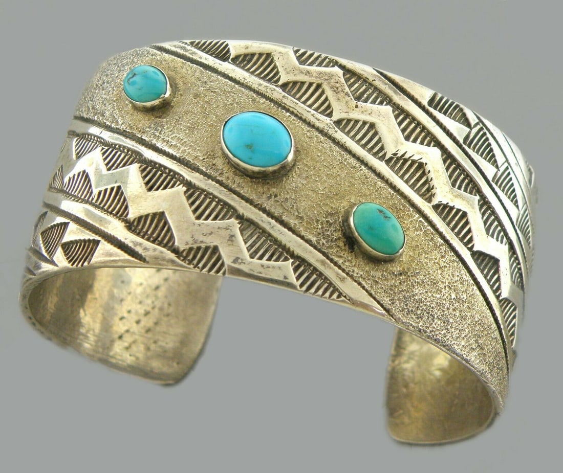 VINTAGE BEAUTIFUL SOUTHWESTERN STERLING TURQUOISE CUFF (1 of 2)