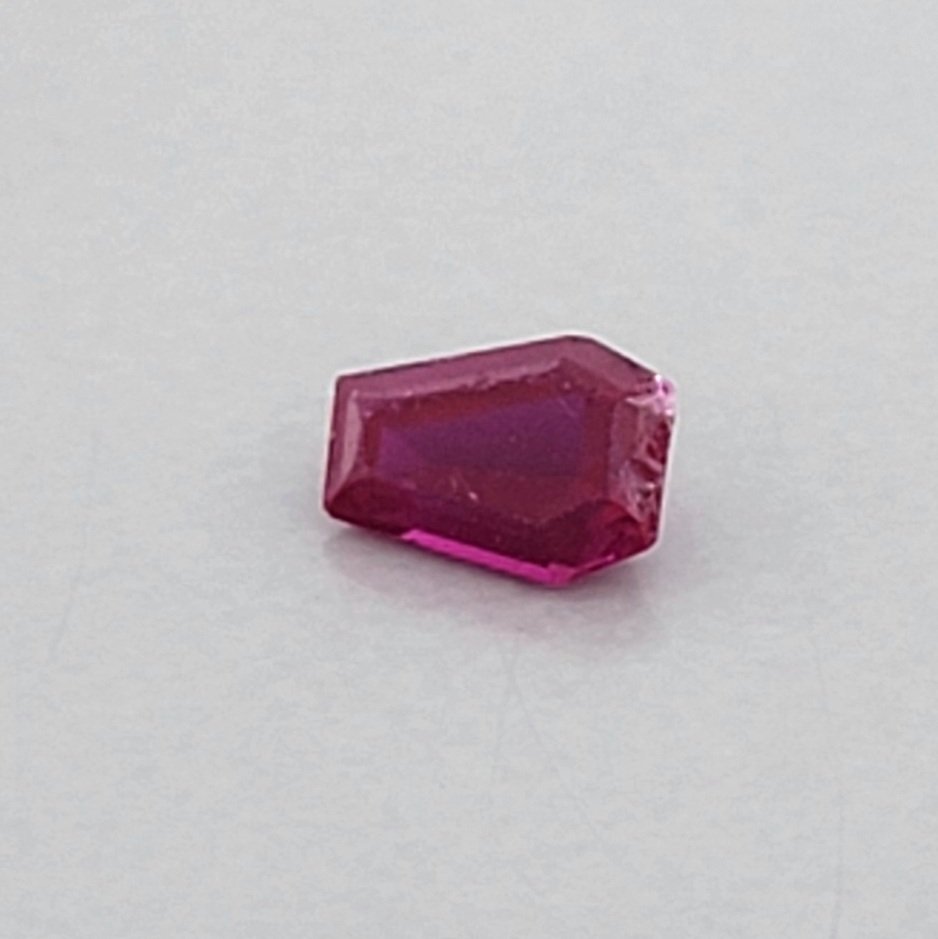 0.89ct SYNTHETIC SHIELD SHAPE BLOOD COLOR RUBY: 0.89ct SYNTHETIC SHIELD SHAPE BLOOD COLOR RUBY minor chip shipping is $15