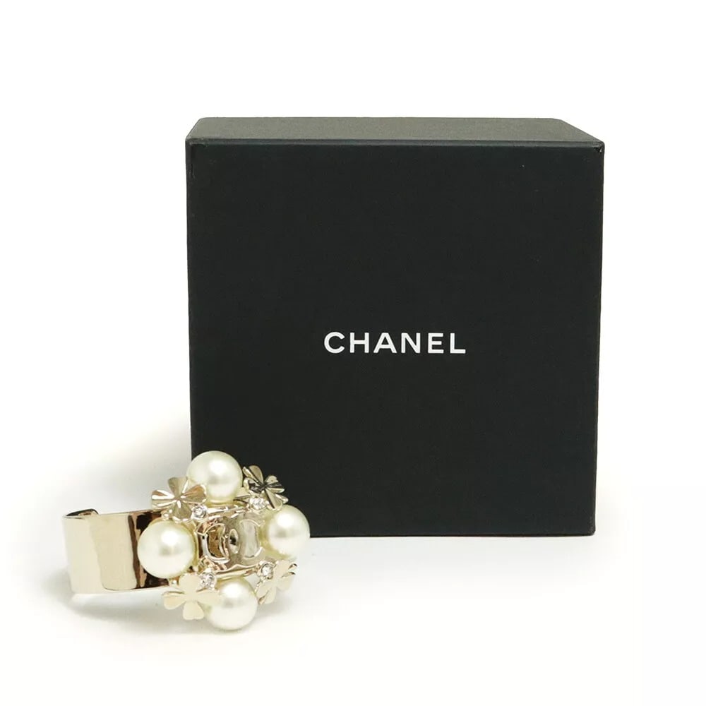 CHANEL Bracelet Cuff Bangle CC Clover Fake Pearl COCO Gold GP G22S #M authentic: CHANEL Bracelet Cuff Bangle CC Clover Fake Pearl COCO Gold GP G22S #M authentic [Size]#M /Wrist 6.69"(17cm) /W 0.79"( 2cm) /CC W 0.71"(1.8cm) H 0.51"(1.3cm) /Pearl D 0.55"(1.4cm) pre-owned