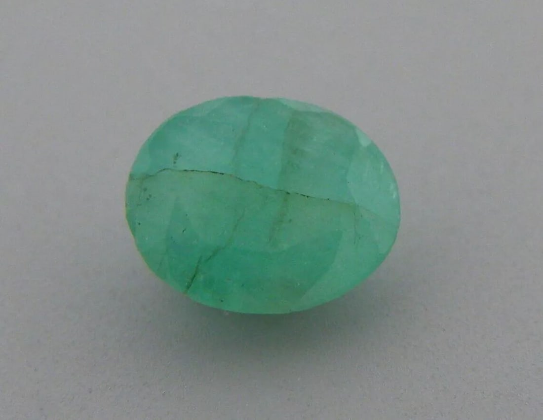 1ct NATURAL COLOMBIAN GREEN EMERALD OVAL CUT 6.5x5.5MM: 1ct NATURAL COLOMBIAN GREEN EMERALD OVAL CUT 6.5x5.5MM LOOSE NATURAL COLOMBIAN EMERALD Sale is for 1 natural green Emerald 1ct Measures 6.5x5.5mm Oval cut Please refer to pics for clarity and conditio