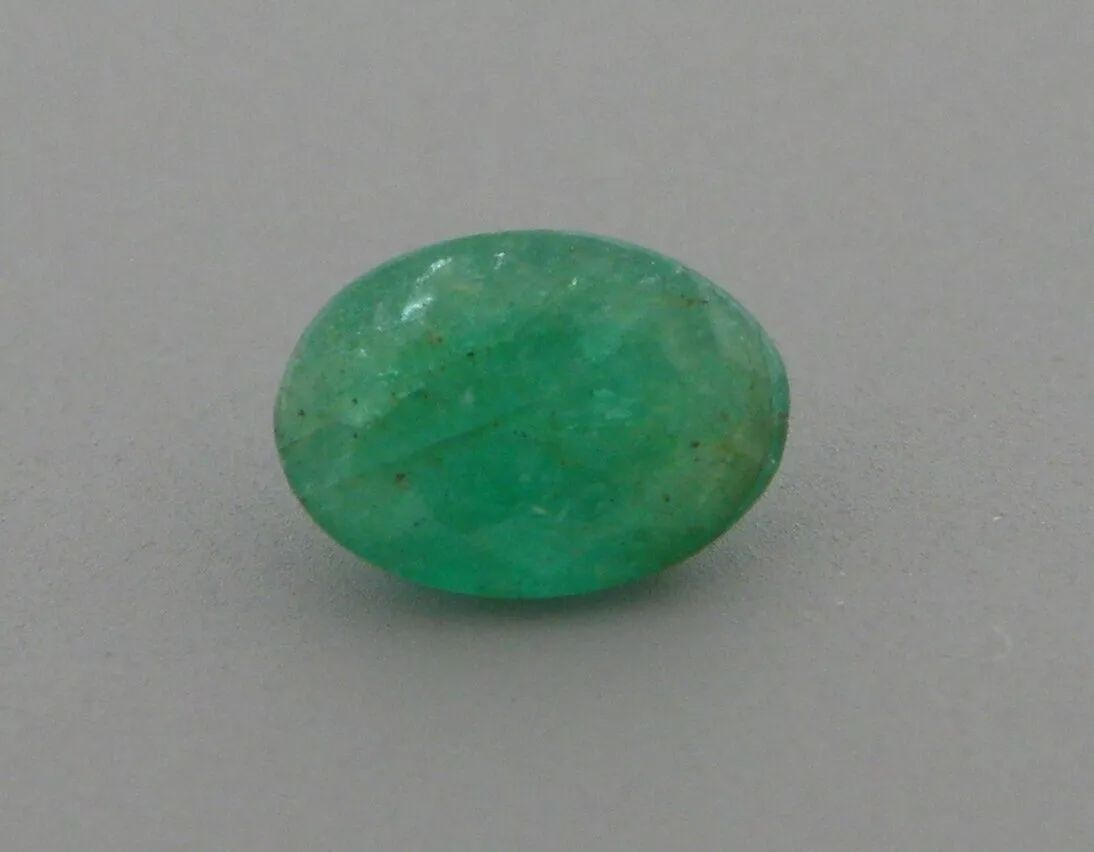 0.71ct NATURAL COLOMBIAN GREEN EMERALD OVAL CUT 7x4.9MM: 0.71ct NATURAL COLOMBIAN GREEN EMERALD OVAL CUT 7x4.9MM LOOSE NATURAL COLOMBIAN EMERALD Sale is for 1 natural green Emerald 0.71ct Measures 7x4.9mm Oval cut Please refer to pics for clarity and condit