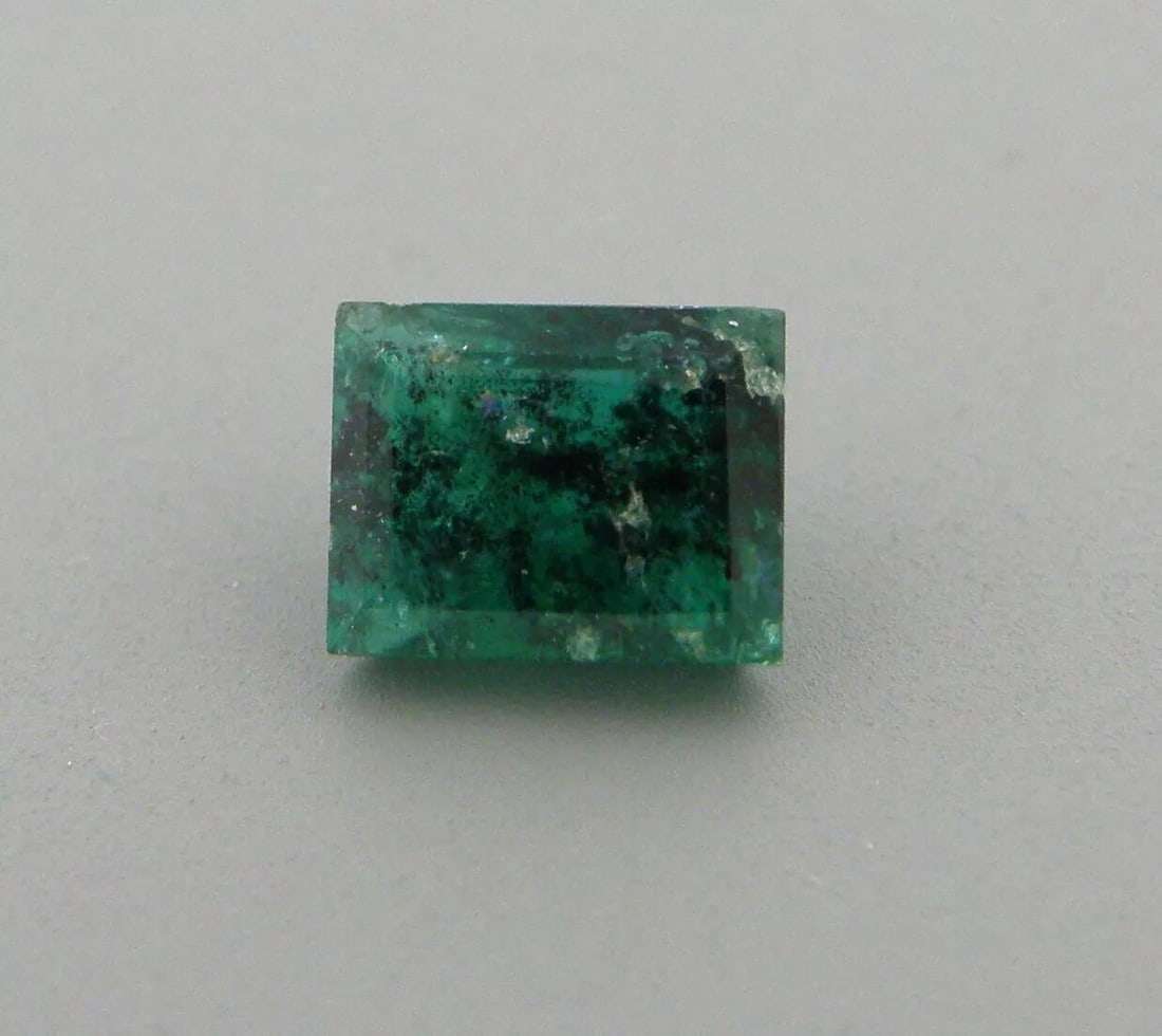 0.76ct NATURAL COLOMBIAN GREEN EMERALD EMERALD CUT 5.9x4.6mm: 0.76ct NATURAL COLOMBIAN GREEN EMERALD EMERALD CUT 5.9x4.6mm LOOSE NATURAL COLOMBIAN EMERALD Sale is for 1 natural green Emerald 0.76ct Measures 5.9x4.6mm Emerald cut Please refer to pics for clarity
