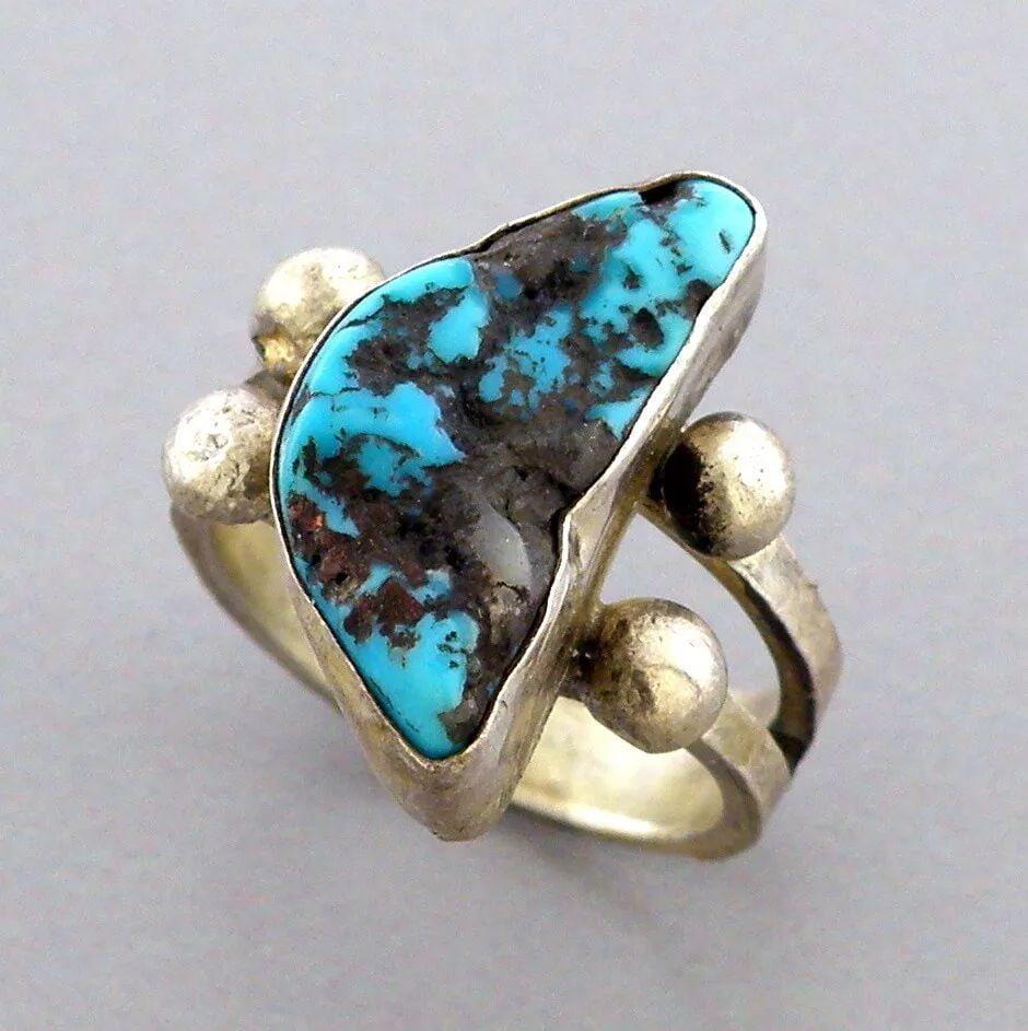 VINTAGE BEAUTIFUL NAVAJO STERLING SILVER TURQUOISE RING (1 of 2)