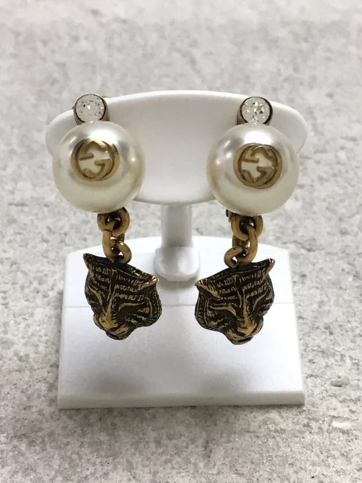 GUCCI EARRINGS GG FAKE PEARL CAT HEAD SWING GOLD GP CLIP-ON AUTHENTIC: GUCCI Earrings GG Fake Pearl Cat Head Swing Gold GP Clip-on authentic [Size]W 0.35"(0.9cm) /H 0.47"(1.2cm)