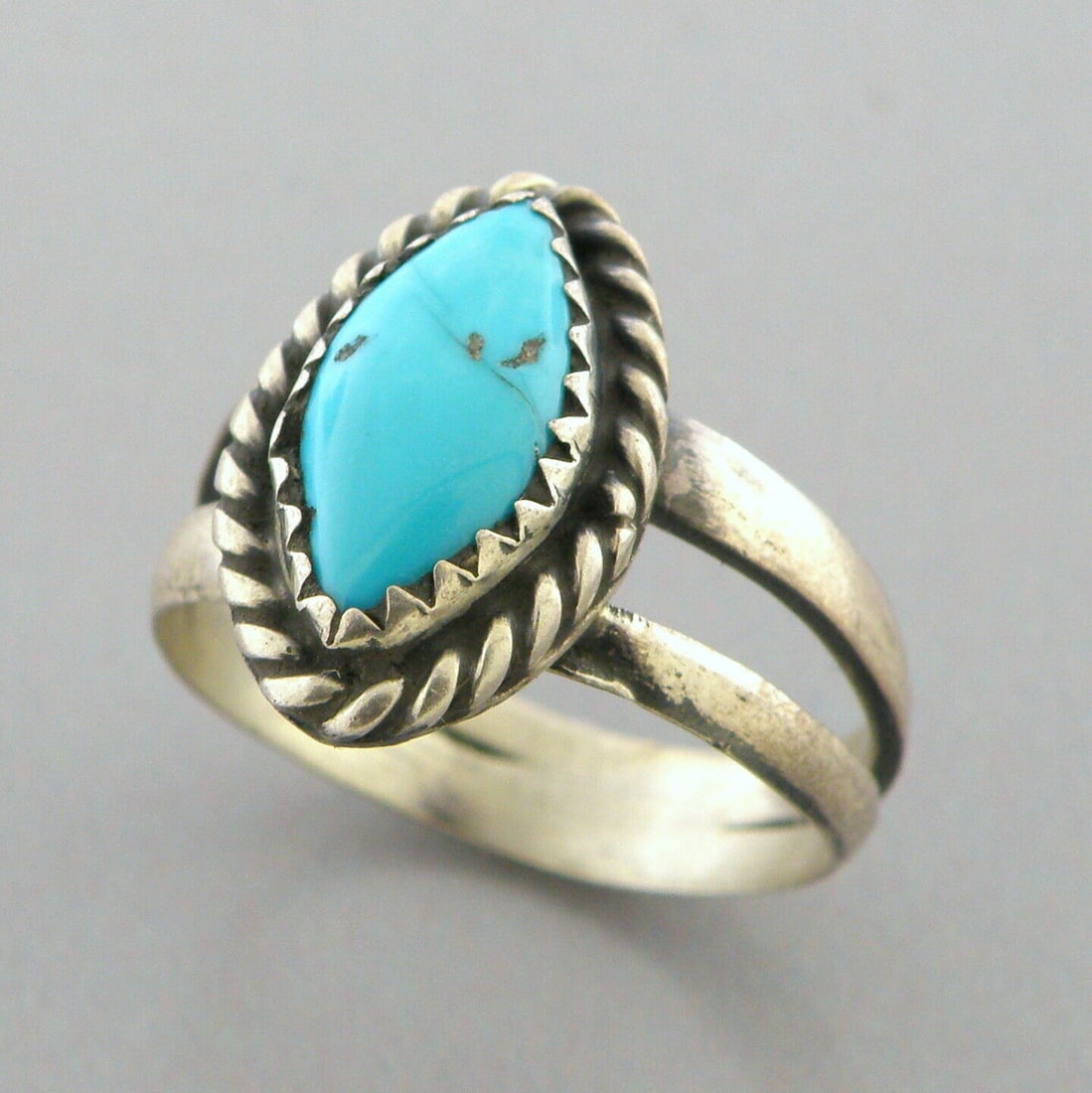 VINTAGE BEAUTIFUL NAVAJO STERLING SILVER TURQUOISE RING SIZE 7 (1 of 2)