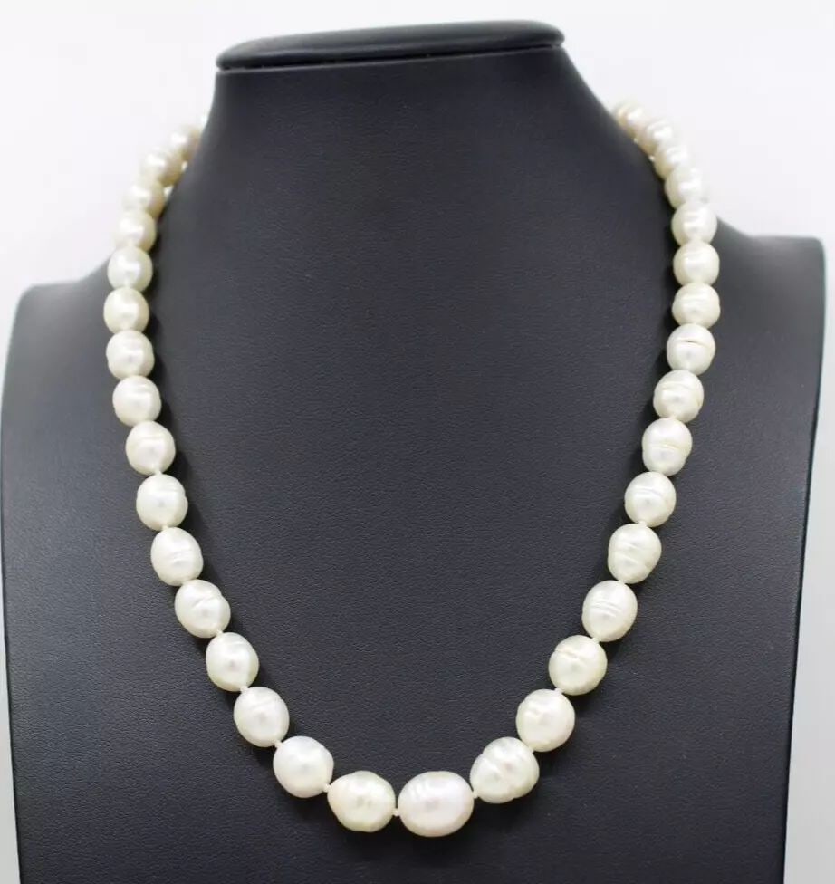 CULTURED BAROQUE 10.5MM SOUTH SEA PEARL 18" NECKLACE W/ 14K YELLOW GOLD CLASP: CULTURED BAROQUE 10.5MM SOUTH SEA PEARL 18" NECKLACE W/ 14K YELLOW GOLD CLASP Cultured Baroque 10.5mm South Sea Pearl 18" Necklace W/ 14k Yellow Gold Clasp The necklace is in good condition. May show 