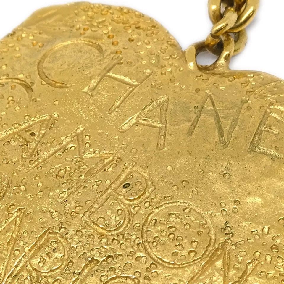 CHANEL BOW AND ARROW HEART BROOCH PIN GOLD: CHANEL BOW AND ARROW HEART BROOCH PIN GOLD CONDITION Exterior: A : GOOD CONDITION!! Minor dirt Number : 93P Size(Inch) : W 2.2 " x H 3.0 " Size(CM) : W 5.5 x H 7.5 cm Color : Gold Material : Gold-plat