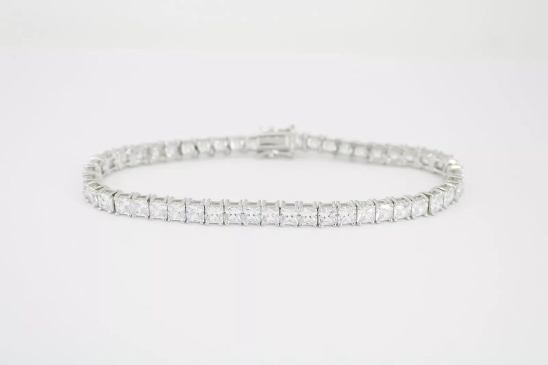 925 STERLING SILVER 21 CARAT PRINCESS CUT TENNIS BRACELET 8 INCH: 925 STERLING SILVER 21 CARAT PRINCESS CUT TENNIS BRACELET 8 INCH 925 Sterling Silver 21 Carat Princess Cut Tennis Bracelet The bracelet is in great condition. May show signs of wear and/or tear. Item 