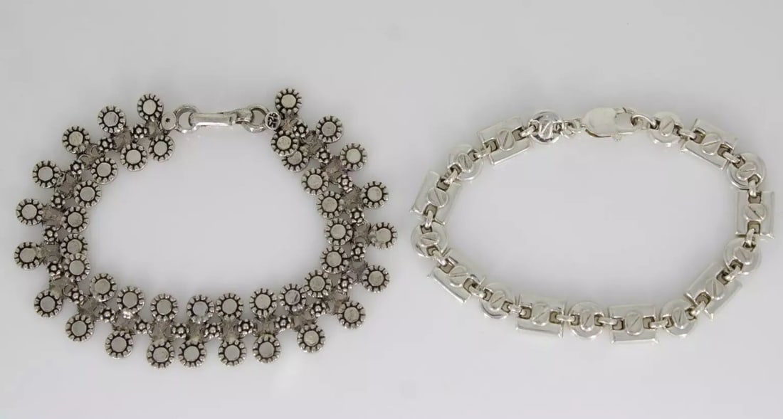 SET OF 2 STERLING SILVER 925 UNIQUE CHAIN 7.5" BRACELETS 45.2 GRAMS: SET OF 2 STERLING SILVER 925 UNIQUE CHAIN 7.5" BRACELETS 45.2 GRAMS Set of 2 Sterling Silver 925 Unique Chain 7.5" Bracelets Bracelets in great condition. May show signs of wear and/or tear. Approxima