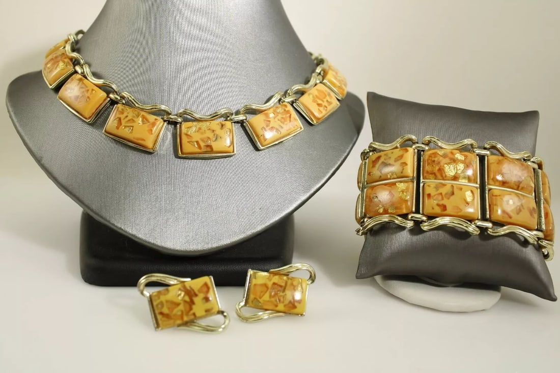 CORO PEACH CONFETTI LUCITE GOLD FLAKES NECKLACE CLIP-ON EARRINGS BRACELET SET: CORO PEACH CONFETTI LUCITE GOLD FLAKES NECKLACE CLIP-ON EARRINGS BRACELET SET Coro Peach Confetti Lucite Gold Flakes Gold Tone Necklace Clip-On Earrings Bracelet Set Truly beautiful vintage chucky acr