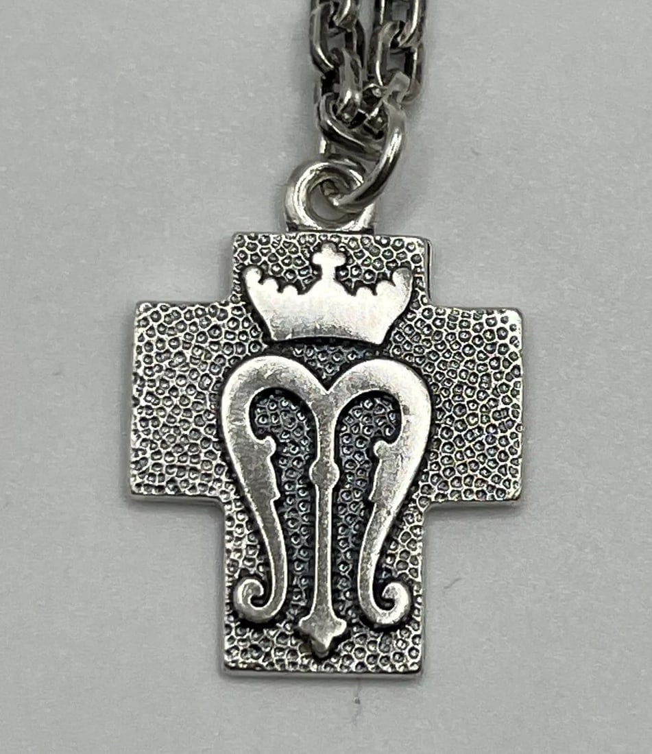 925 STERLING SILVER ROYAL CROWN CROSS ON 27" CHAIN (1 of 2)