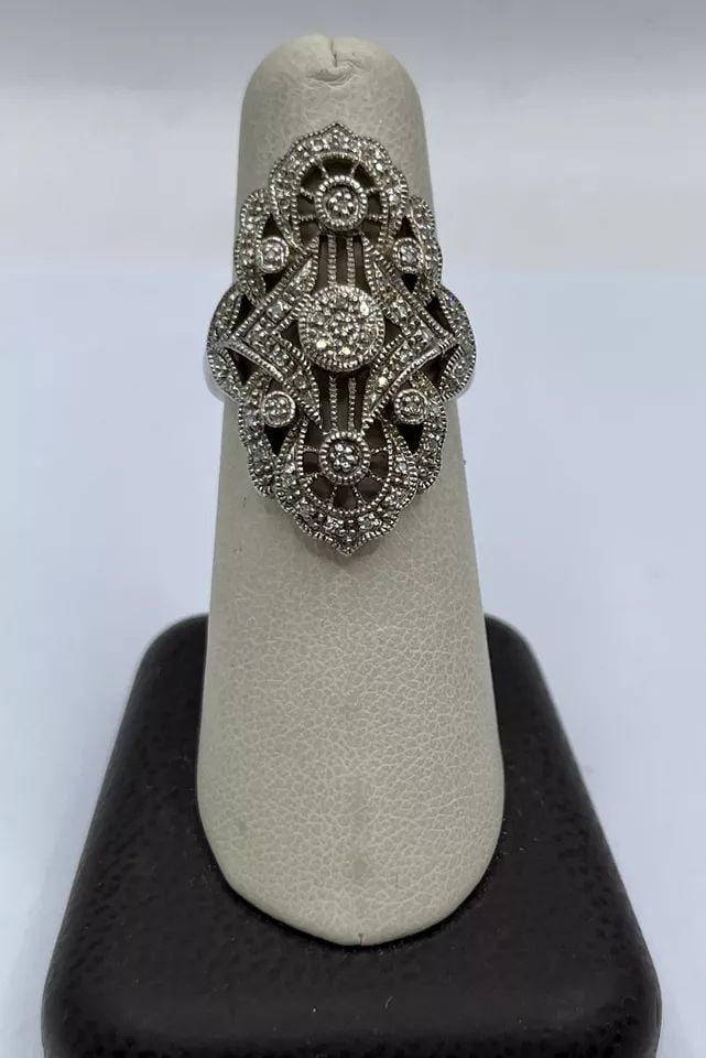 MARCASITE CLIP-ON EARRINGS AND RING SIZE 7 SET: Pre-owned Marcasite Clip on earrings and Ring setRing is size 7Approximate weight is 7.7gA very pretty set to be worn together or separate