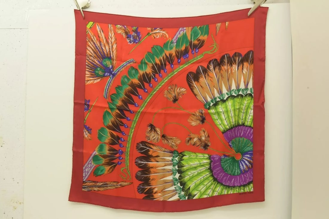 AUTHENTIC HERMES BRAZIL II DETAIL SCARF 70CM SILK BOURTHOUMIEUX RED ORANGE CARRE: Authentic Hermes Brazil II Detail Scarf 70cm Silk Bourthoumieux Red Orange Carre Brazil II Detail Laurence Bourthoumieux Manufactured: France Height: 70cm (27.5 inch) Width: 70cm (27.5 inch) 100% Silk