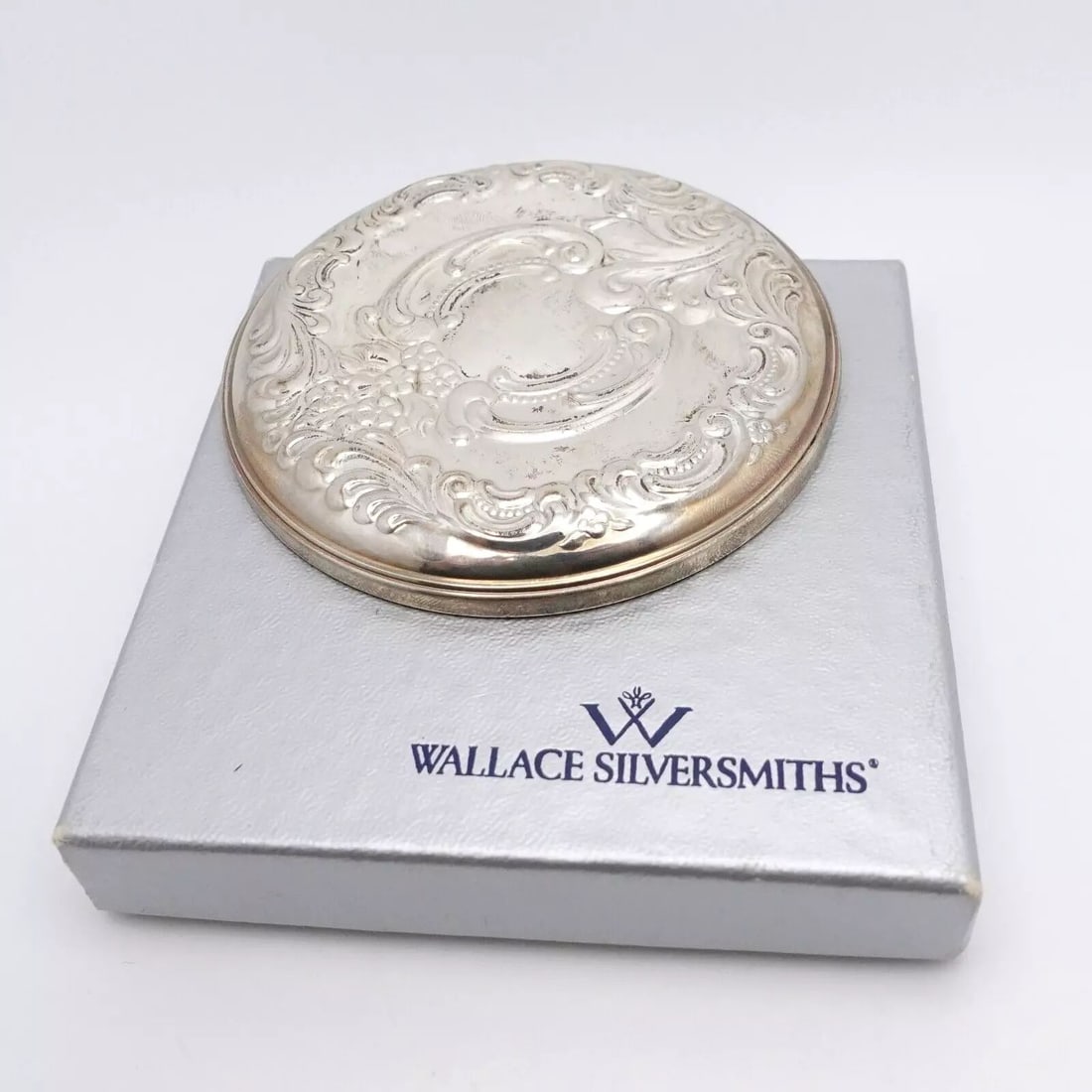 WALLACE SILVERSMITHS STERLING SILVER GRAND BAROQUE MIRROR - 3.25" POUCH & BOX: WALLACE SILVERSMITHS STERLING SILVER GRAND BAROQUE MIRROR - 3.25" POUCH & BOX Vintage Wallace Silversmiths Sterling Silver Grand Baroque Mirror Length - 3.25" Est. Retail - $89.50 USD Total Weight - 2