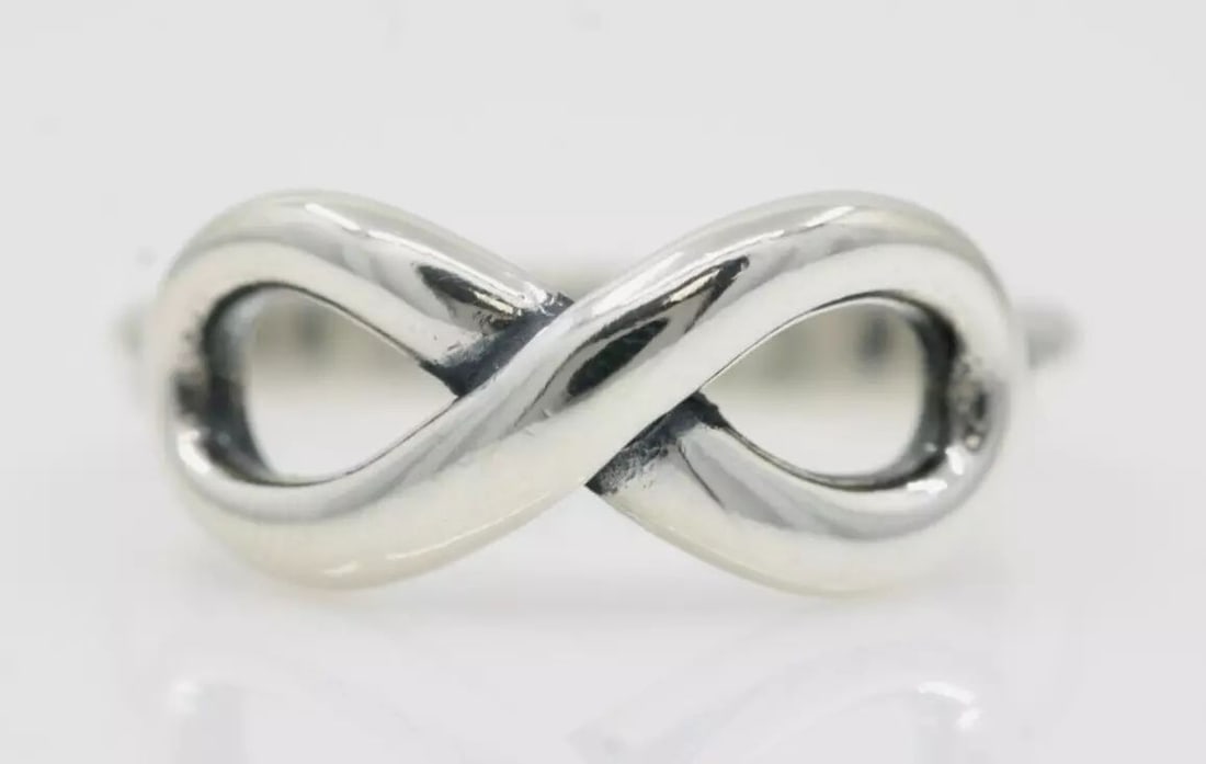 JAMES AVERY STERLING SILVER INFINITY RING SIZE 6.5 ~ 3.5 GRAMS: JAMES AVERY STERLING SILVER INFINITY RING SIZE 6.5 ~ 3.5 GRAMS Description James Avery Sterling Silver Infinity Ring Item is in good condition. May show signs of wear and/or tear. Approximate Measurem