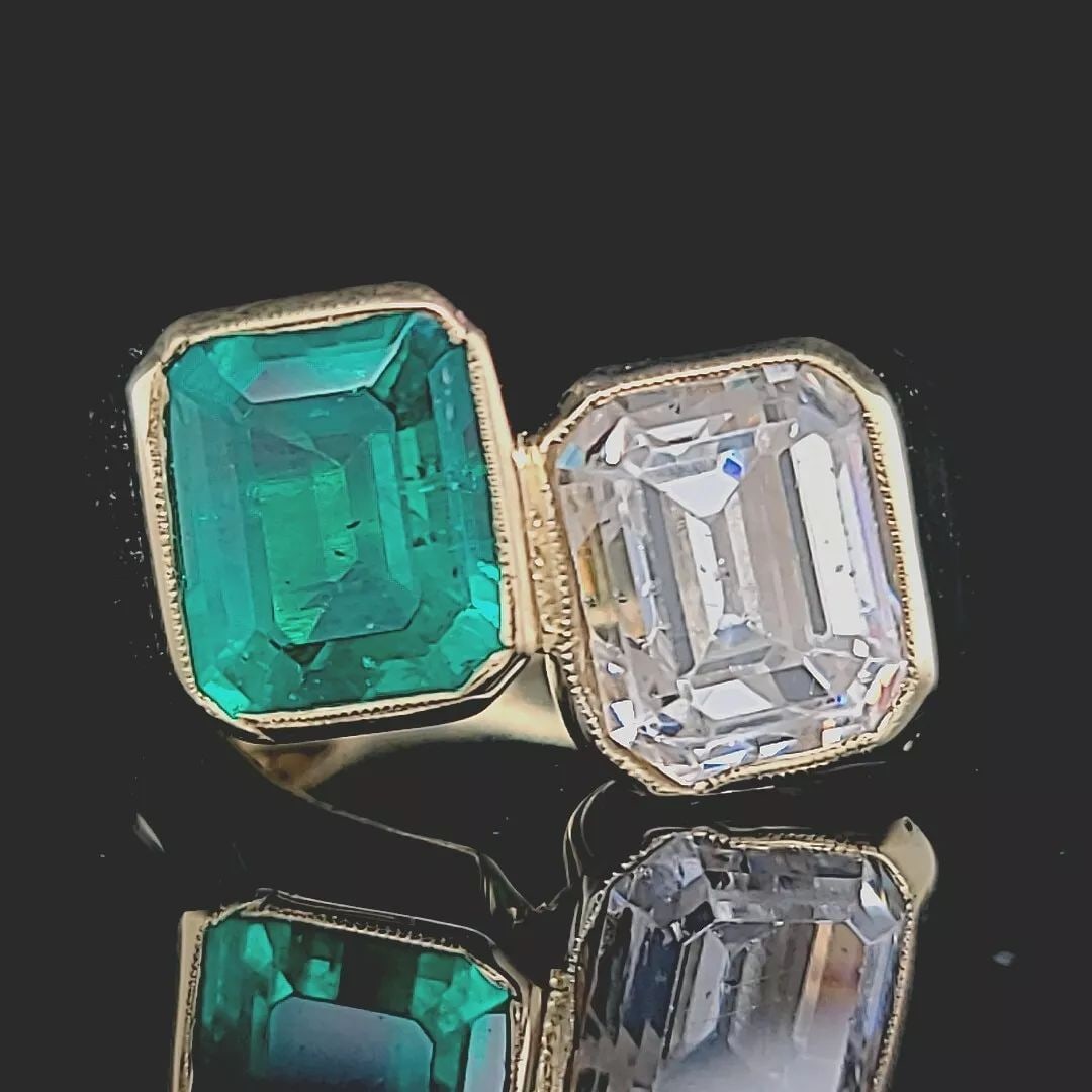 VINTAGE 18K YELLOW GOLD ENGAGEMENT RING 6.75CT. GREEN GEM EMERALD EMERALD CUT: GORGEOUS 18k yellow gold Vintage Engagement ring green Colombia lab grown Emerald ring. Set one center emerald shape green emerald total weight 3.65ct. size 10.2x8.2mm Set one center cubic zircon in e