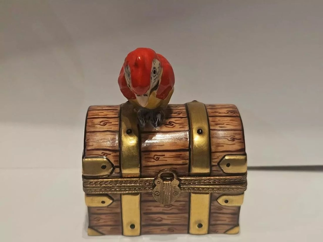 FRENCH LIMOGES COLORFUL PARROT TREASURE CHEST JEWELRY BOX (1 of 1)