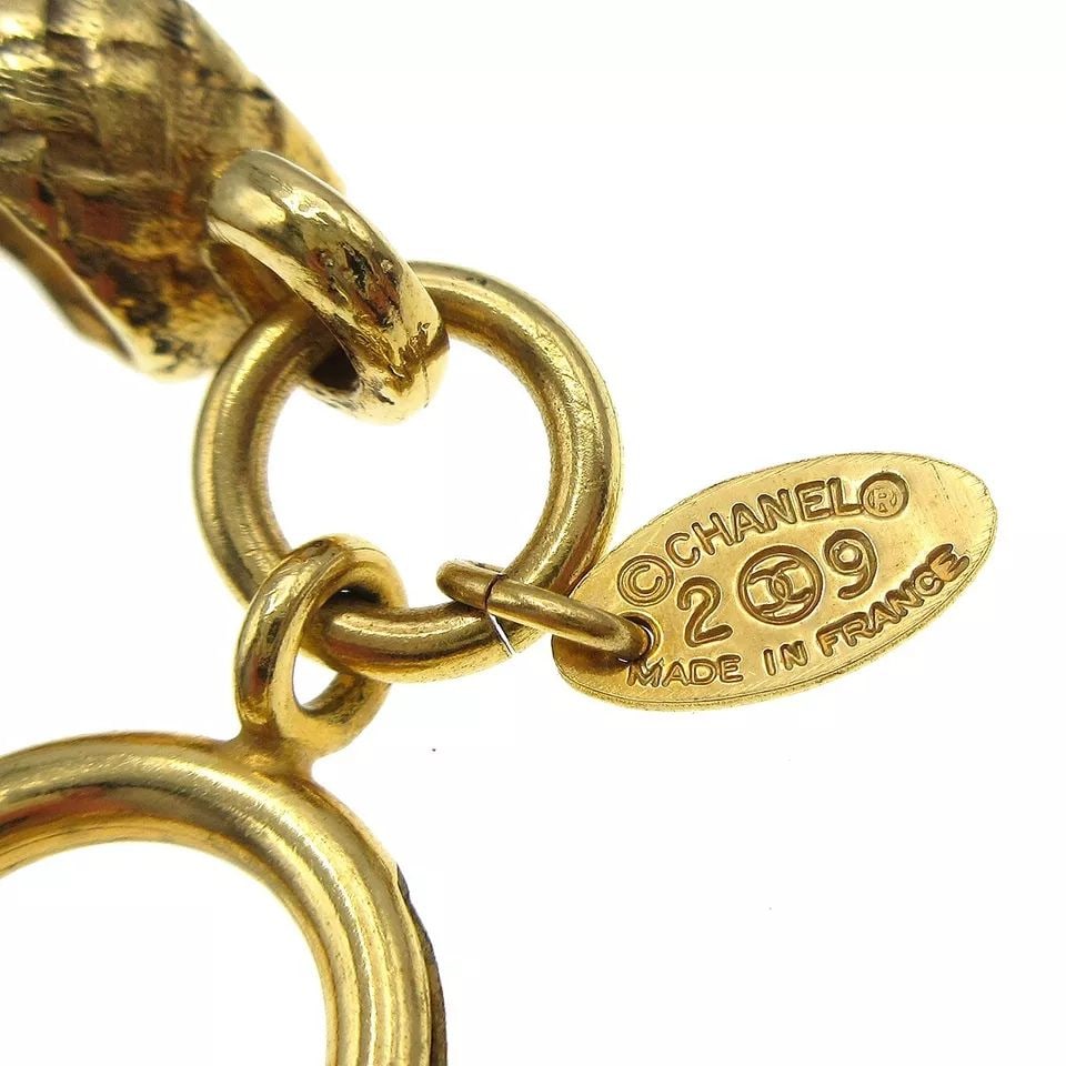 CHANEL CC CHARM QUILTED BRACELET BANGLE GOLD-PLATED 29/4810 FRANCE: CHANEL CC CHARM QUILTED BRACELET BANGLE GOLD-PLATED 29/4810 FRANCE Exterior: A : GOOD CONDITION!!Discoloration Number : - Size(Inch) : Diameter: 0.7 " Size(CM) : Diameter: 1.8 cm Color : Gold Material