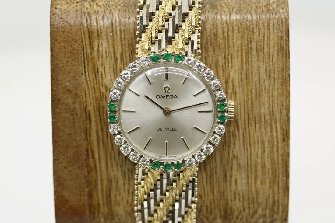 VINTAGE 18K GOLD OMEGA DE VILLE 25MM SILVER DIAL EMERALD & DIAMOND BEZEL WATCH (1 of 2)