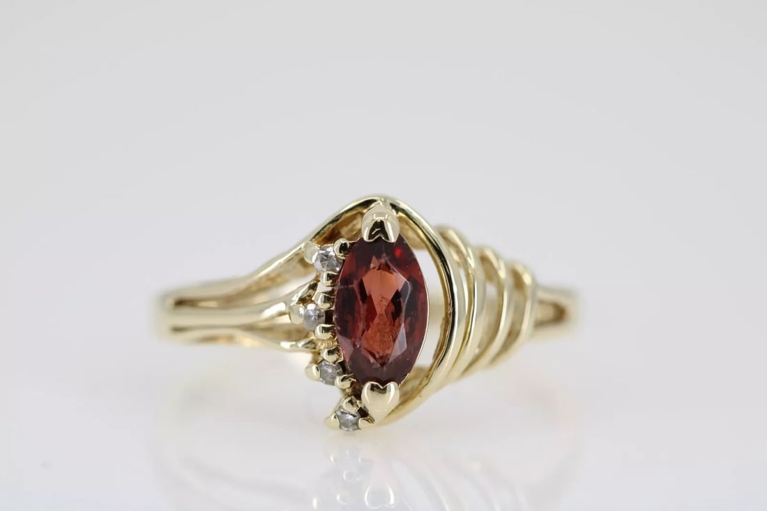 10K YELLOW GOLD GARNET & DIAMOND RING SIZE 6 ~ 2.2 GRAMS (1 of 2)