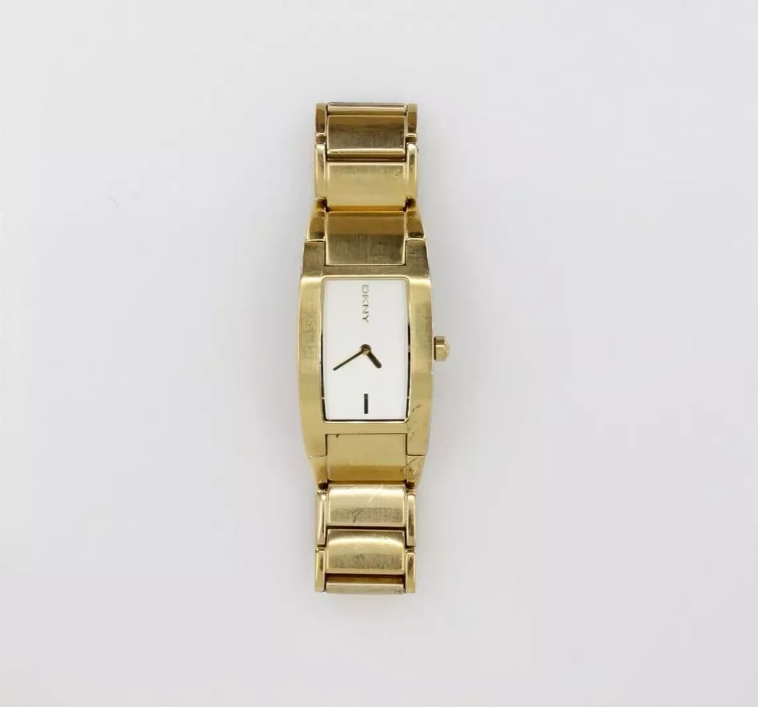 DKNY DONNA KARAN WOMEN'S GOLD TONE RECTANGULAR WATCH NY-3076 24MM 6.5" BRACELET: DKNY DONNA KARAN WOMEN'S GOLD TONE RECTANGULAR WATCH NY-3076 24MM 6.5" BRACELET DKNY women's watch. White/Silver dial, Gold band. NY-3076 Watch is in great working condition. May show signs of wear an