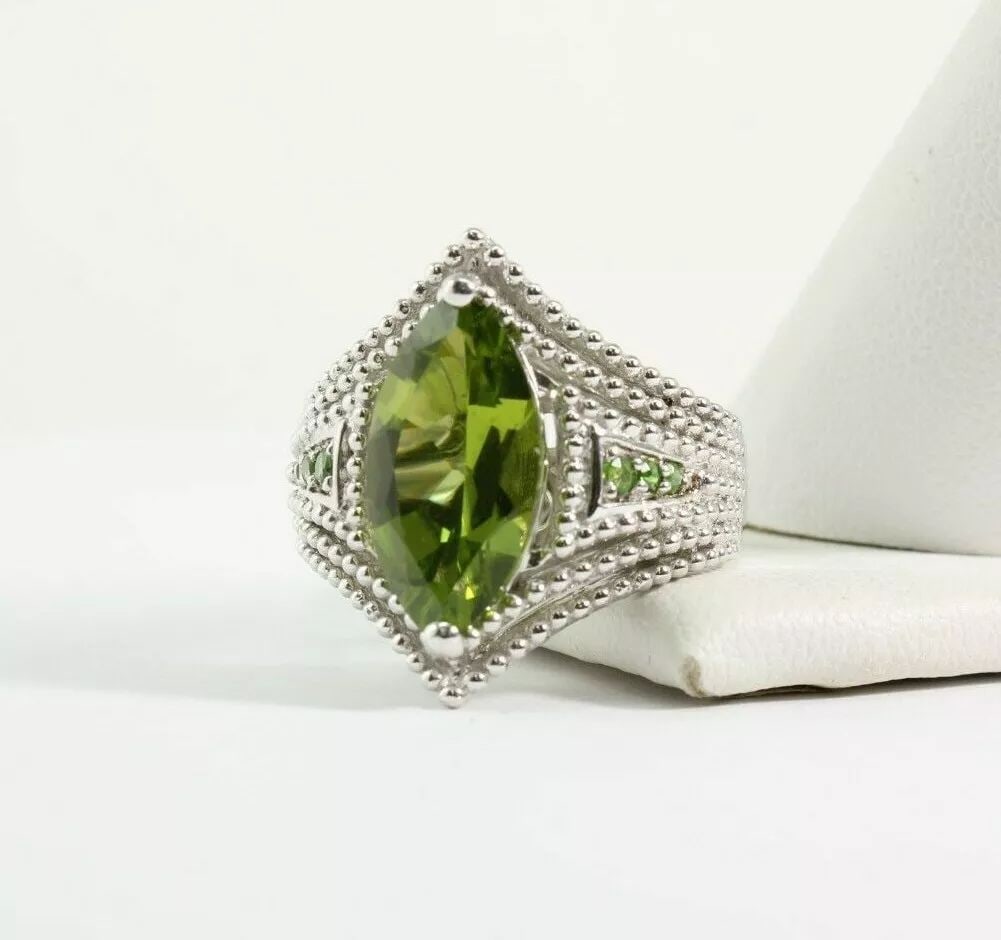 STERLING SILVER MARQUISE SHAPED PERIDOT RING WITH BEADED EDGES SIZE 7 ~ 8 G (1 of 2)